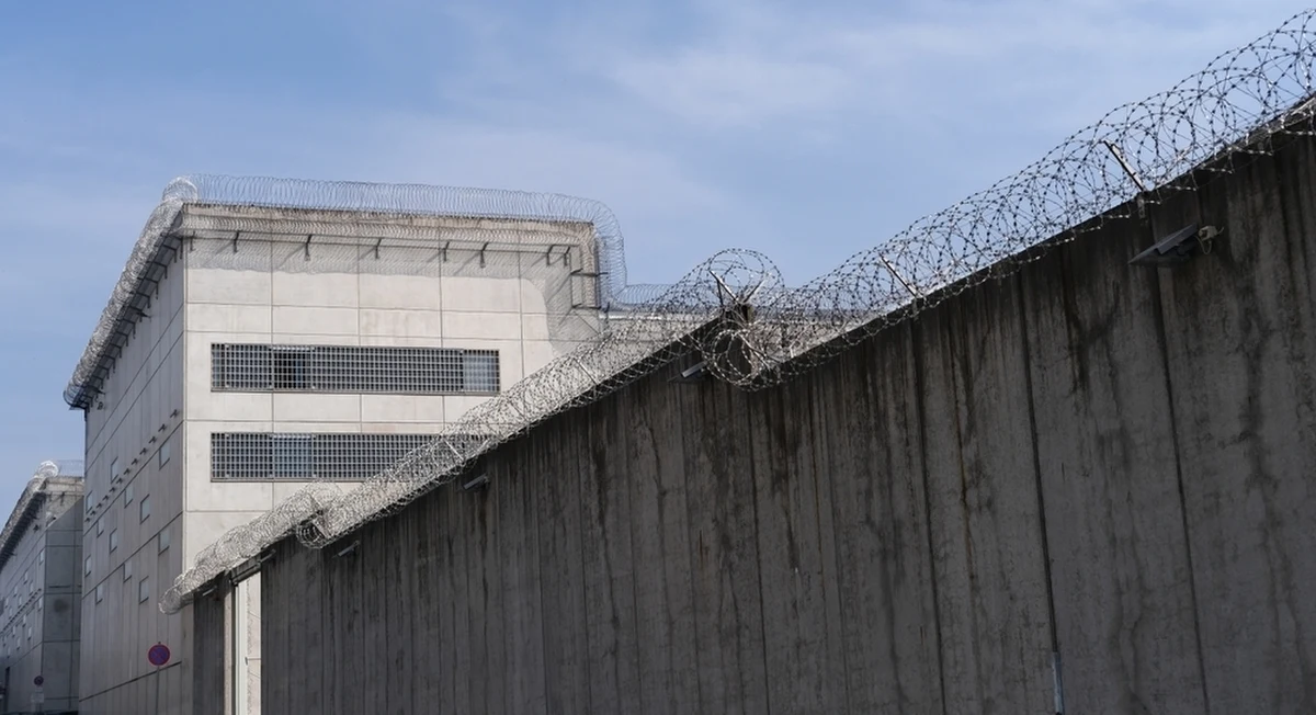 Collins Jumaisi, który przyznał się do zamordowania i poćwiartowania 42 kobiet, z tuzinem innych zatrzymanych uciekł z celi aresztu w Nairobi. Kenijska policja prowadzi obławę za uciekinierami.