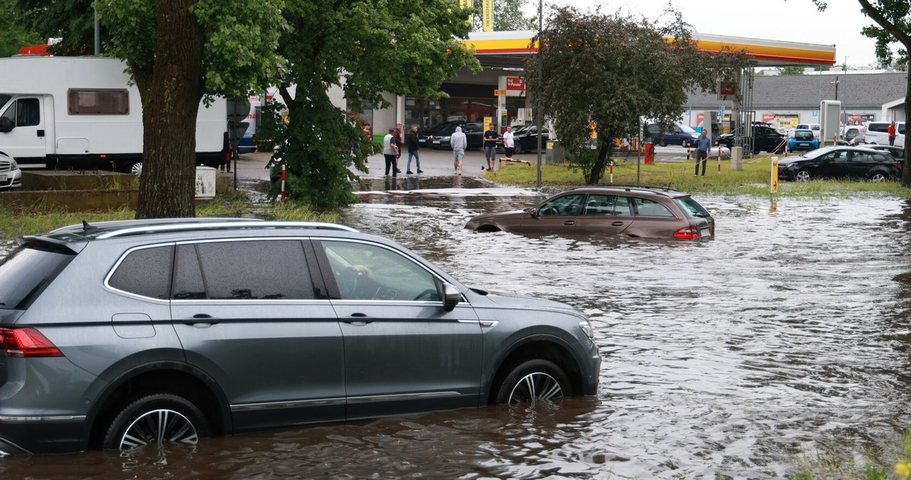 Intensywne, opady, deszczu, znów, nawiedziły, Polskę, niektórych, miejscach, pobite, zostały, rekordy, opadów, zalanych, zostało Jak rozpoznać auto po powodzi? Zwróć uwagę na rdzę i piasek