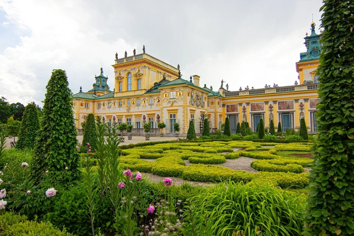 Park wilanowski jest ponownie otwarty. "Prace przy oczyszczaniu terenu cały czas trwają" - poinformowało we wtorek Muzeum Pałacu Króla Jana III Sobieskiego w mediach społecznościowych.