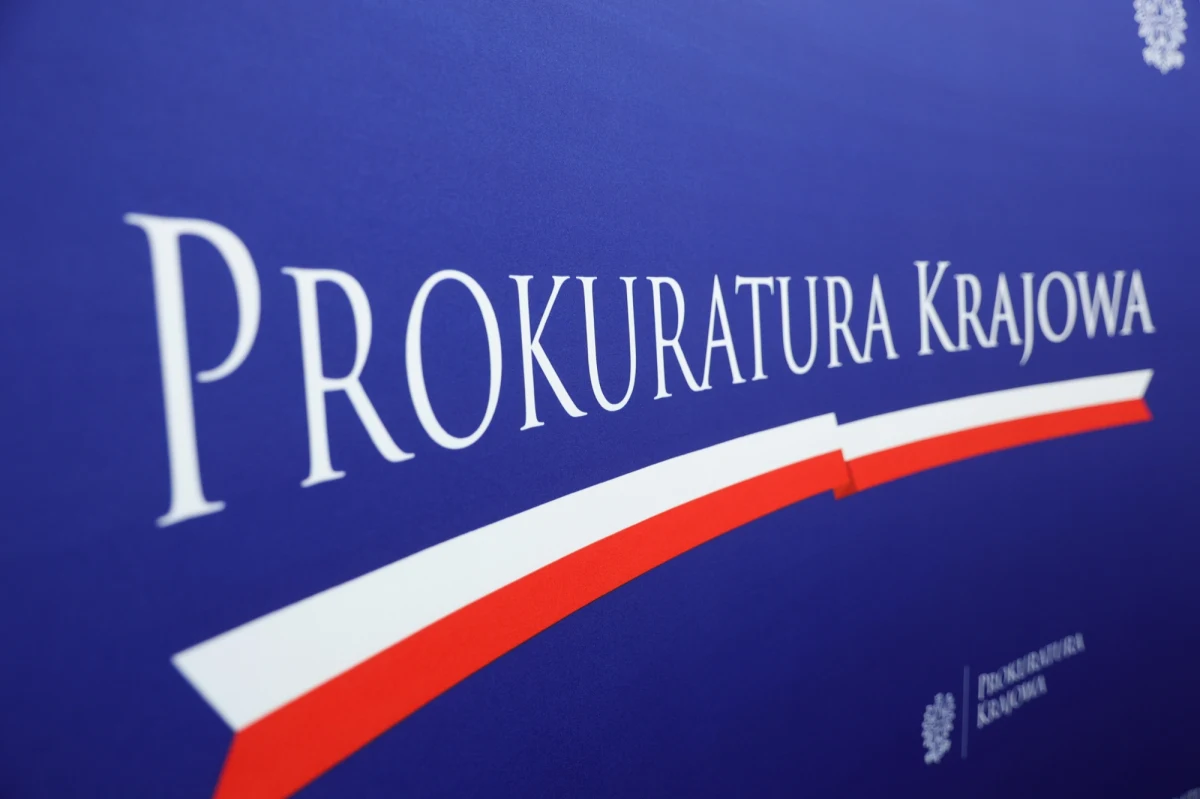 Usuwanie dokumentów z akt, przywłaszczenia znacznych kwot z poręczeń majątkowych (nawet 2 mln zł) i inne nieprawidłowości w działalności sądeckiej prokuratury - tego m.in. dotyczą dwa kolejne śledztwa, które wszczęła Prokuratura Krajowa. We wtorek PK poinformowała, że ujawniono to wszystko w trakcie śledztwa dotyczącego śmierci prokuratora Pawła M., który został znaleziony martwy 30 marca 2023 roku w swoim mieszkaniu w Nowym Sączu.