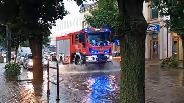 Gwałtowne burze i silny wiatr zdemolowały Wielkopolskę. To tam zniszczenia są największe. Pod wodą częściowo znalazł się Ostrów Wielkopolski. Z ekstremalną pogodą walczyli też mieszkańcy łódzkiego i Lubelszczyzny. Połamane drzewa, zerwanie linie energetyczne, czy zalane domy i posesje, liczone są w setkach. O sile żywiołu i dramacie ludzi, dla ''Wydarzeń'' Dominik Lorenc.