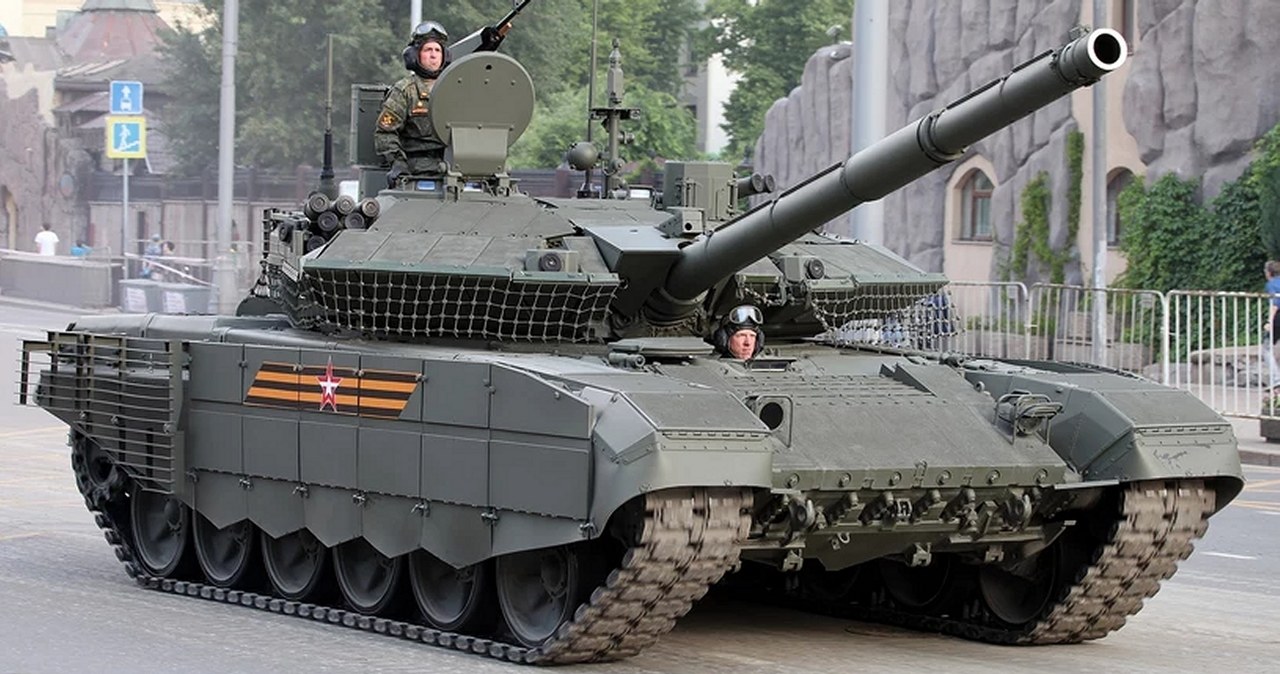 Rosyjski czołg T-90M, warty blisko 5 milionów dolarów, rozpadł się na kawałki po trafieniu w niego małego drona o wartości zaledwie kilku tysięcy dolarów.