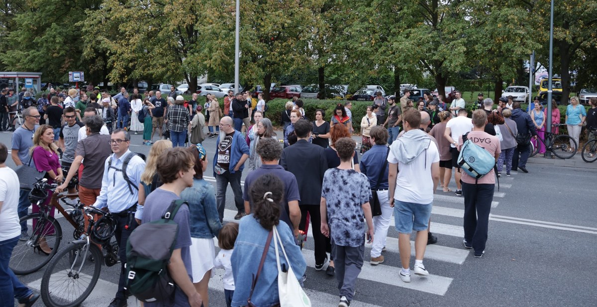 Około 100 osób zebrało się w Warszawie na ulicy Woronicza - w miejscu, gdzie tydzień temu doszło do tragicznego wypadku. Zginęły wówczas dwie osoby, a kilka innych zostało poważnie rannych. Mieszkańcy oczekują od miasta i władz centralnych konkretnych działań w celu poprawy ich bezpieczeństwa.