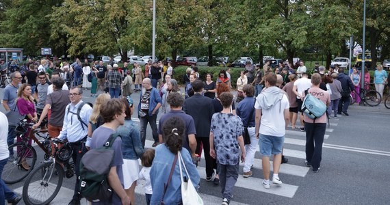 Około 100 osób zebrało się w Warszawie na ulicy Woronicza - w miejscu, gdzie tydzień temu doszło do tragicznego wypadku. Zginęły wówczas dwie osoby, a kilka innych zostało poważnie rannych. Mieszkańcy oczekują od miasta i władz centralnych konkretnych działań w celu poprawy ich bezpieczeństwa.