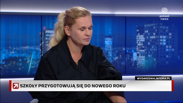 Minister edukacji odpowiedziała na krytykę byłego szefa resortu w programie "Gość Wydarzeń". - Nie wiadomo, ile dokładnie ukraińskich dzieci trafi do polskich szkół. Szacunki mówią o 20-40 tys., ale w rozmowach ze stroną ukraińską pojawiła się także liczby na poziomie 160 tys. - w co nie wierzę - mówiła Barbara Nowacka. Od nowego roku szkolnego wszystkie ukraińskie dzieci mieszkające w Polsce obejmie obowiązek szkolny, a za niezastosowanie się do niego rodzicom grozi postępowanie egzekucyjne i 100 zł grzywny, a od czerwca 2025 r. - także utrata 800+. Dotąd Ukraińcy mieli wybór - ich dzieci mogły się uczyć zdalnie w swoim kraju lub w systemie mieszanym. - Nie ma możliwości, żeby dziecko ukraińskie otrzymywało świadczenie, nie chodząc do szkoły - podkreśliła minister. - To był nasz obowiązek włączyć je do systemu edukacyjnego - dodała. Nowacka była dopytywana o tzw. komponent ukraiński. - Ukraińskie dzieci będą mogły na zasadach dobrowolności, finansowanej przez rząd ukraiński, mieć swoich nauczycieli i swoje zajęcia. Będą się uczyć naszej podstawy i jeśli będą chciały swojej - wyjaśniła. Minister stwierdziła, że "pan Czarnek nie rozumie systemu edukacji".