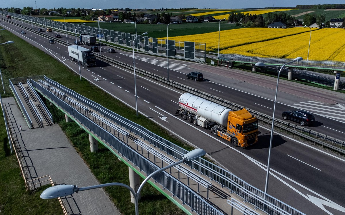 Ponad 500 mln zł - tyle będzie kosztowała budowa blisko 10-kilometrowego odcinka drogi ekspresowej S17 między Izbicą a węzłem Zamość Sitaniec. GDDKiA właśnie podpisała umowę na jej realizację. 