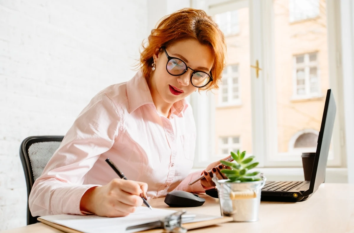 Dwie na trzy gminy w Polsce nie dysponują żadnymi miejscami opieki nad dziećmi do 3. roku życia, a 77 procent Polaków uważa, że zadaniem kobiety jest praca w domu i opieka nad dziećmi - czytamy w weekendowym wydaniu "Gazety Wyborczej". Jak podkreśla dziennik: pod względem aktywności zawodowej kobiet Polska wlecze się w ogonie Europy.