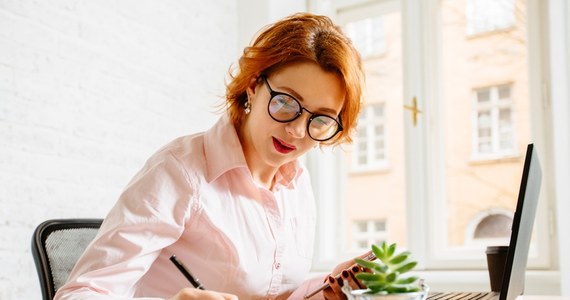 Dwie na trzy gminy w Polsce nie dysponują żadnymi miejscami opieki nad dziećmi do 3. roku życia, a 77 procent Polaków uważa, że zadaniem kobiety jest praca w domu i opieka nad dziećmi - czytamy w weekendowym wydaniu "Gazety Wyborczej". Jak podkreśla dziennik: pod względem aktywności zawodowej kobiet Polska wlecze się w ogonie Europy.