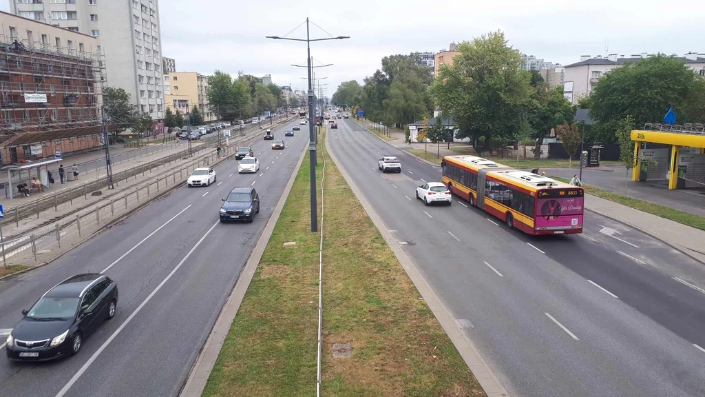 Tak z kładki dla pieszych prezentuje się ulica Grochowska