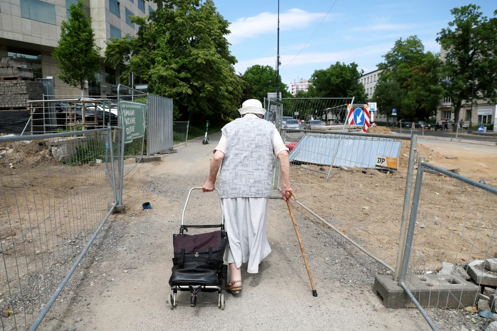 W takich warunkach piesi chodzą w rejonie budowy tramwaju na Wilanów; zdjęcie z maja tego roku