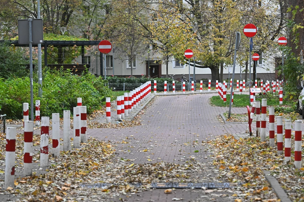 Słupki przy ulicy Dubois w Warszawie