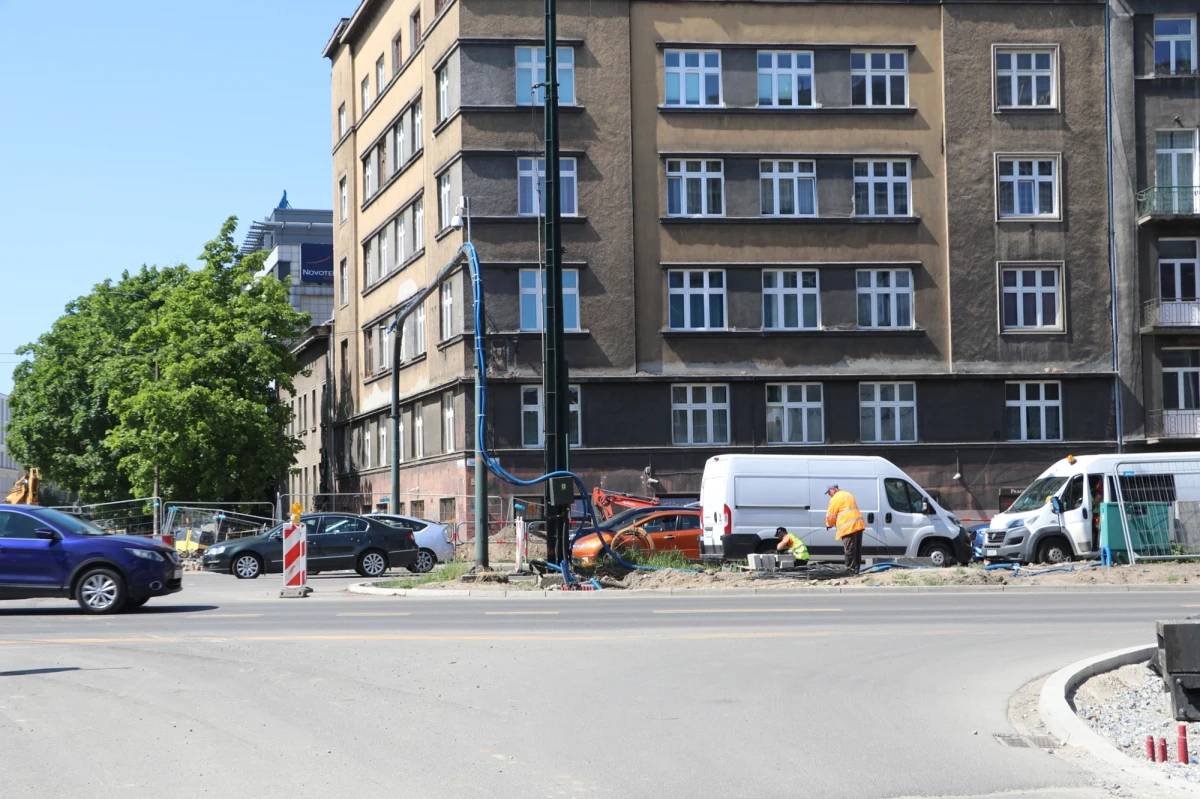 24 sierpnia (sobota) zostanie przywrócony ruch w obrębie tarczy skrzyżowania ul. Kościuszki z Alejami Trzech Wieszczów w centrum Krakowa. Z kolei na 31 sierpnia zaplanowano otwarcie ul. Zwierzynieckiej. Na Salwatorze wciąż jednak trwają prace.