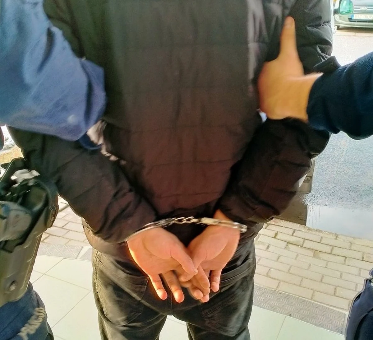 Policjanci z Jastrzębia uratowali włamywacza. Mężczyzna poważnie zranił się w czasie włamania. 34-latek może mówić o dużym szczęściu, bo dzięki temu, że szybko go odnaleziono, nie doszło do tragedii.