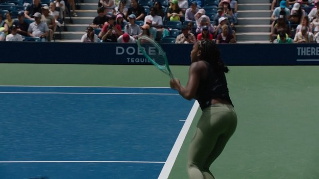 Broniąca tytułu mistrzyni US Open w singlu kobiet Coco Gauff przyciągnęła we wtorek tłumy w Nowym Jorku, gdzie trenowała przed turniejem US Open.

20-letnia Gauff chce zostać pierwszą mistrzynią singla kobiet, która obroni swój tytuł od czasu, gdy jej rodaczka Serena Williams osiągnęła ten wyczyn, wygrywając US Open trzy razy z rzędu w latach 2012-2014,

Złota medalistka Igrzysk Olimpijskich w Paryżu w deblu, Jasmine Paolini, również pojawiła się na kortach twardych we Flushing, aby kontynuować formę, dzięki której 28-letnia Włoszka dotarła do tegorocznych finałów French Open i Wimbledonu, a następnie zdobyła tytuł olimpijski z partnerką Sarą Errani na początku tego miesiąca w Roland Garros.

Źródło: Associated Press