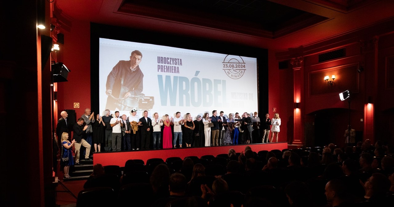 W warszawskim kinie Muranów odbyła się premiera filmu "Wróbel" z udziałem twórców i zaproszonych gości. W komedii w reżyserii Tomasza Gąssowskiego, wielokrotnie nagradzanego kompozytora muzyki filmowej, główną rolę zagrał Jacek Borusiński, aktor i autor tekstów słynnej grupy teatralnej i kabaretowej Mumio. "Wróbel" trafi na ekrany kin w całej Polsce już w najbliższy piątek, 23 sierpnia.