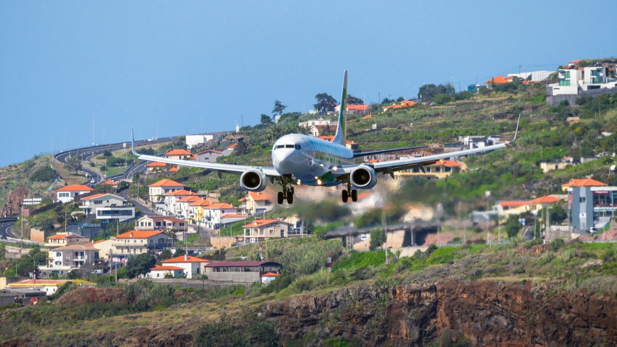 Na lotnisku w Funchal na Maderze przywrócono zawieszony od soboty ruch lotniczy. Silny wiatr sprawił, że na portugalskiej wyspie utknęło m.in. wielu turystów.
