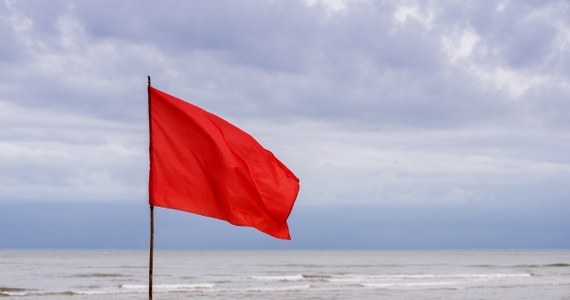 Czerwoną flagę zobaczą dziś mieszkańcy Czaplinka. Plażowicze nie mogą wchodzić do wody na kąpielisku nad jeziorem Drawsko. Z powodu zakwitu sinic wprowadzono tam zakaz kąpieli - informuje sanepid. 