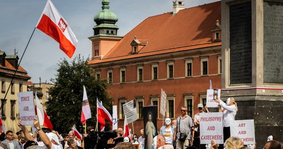 "Nauka i religia", "stop dyskryminacji wierzących", "religia w życiu narodu jest najważniejszym dobrem", "my chcemy Boga w książce w szkole" - transparenty z takimi hasłami można było dziś zobaczyć na Placu Zamkowym. Kilkaset osób protestowało przeciwko zmianom w nauczaniu religii w szkołach. 