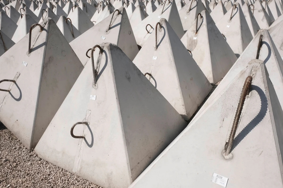 Łotysze zbroją swoją wschodnią granicę. Kilka kilometrów od terenów Rosji zaczęto składować tysiące ciężkich elementów kamiennych, żelbetowych i metalowych potrzebnych do budowy zapór przeciwpancernych i przeciwpiechotnych. Przedsięwzięcie jest realizowane w ramach Bałtyckiej Linii Obrony, wzmacniającej flankę wschodnią NATO.