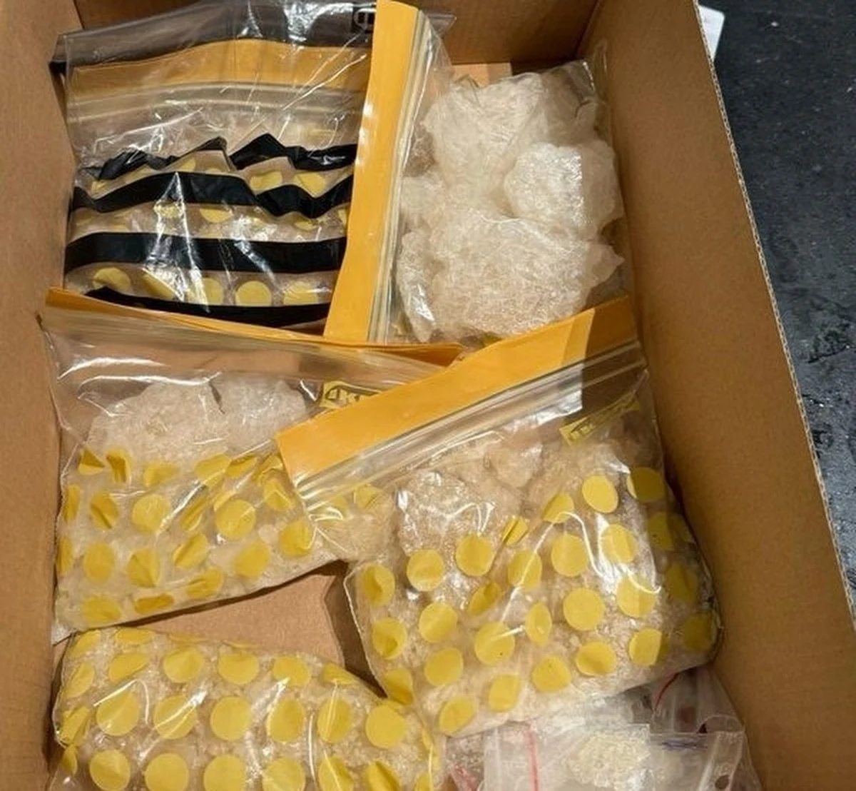 Wrocławscy policjanci w trakcie przeszukania mieszkania przejęli blisko 4,1 tys. handlowych porcji różnych rodzajów narkotyków. 42-latek za ich posiadanie trafił do policyjnego aresztu. Grozi mu teraz do 10 lat więzienia.