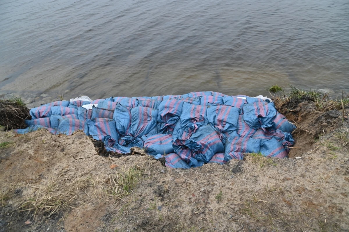 Ponad 1300 worków z piaskiem wydali mieszkańcom strażacy z Kalisza. Mają one pomóc w ochronie domów przed podtopieniami. To kolejny dzień silnych opadów na południu Wielkopolski. 