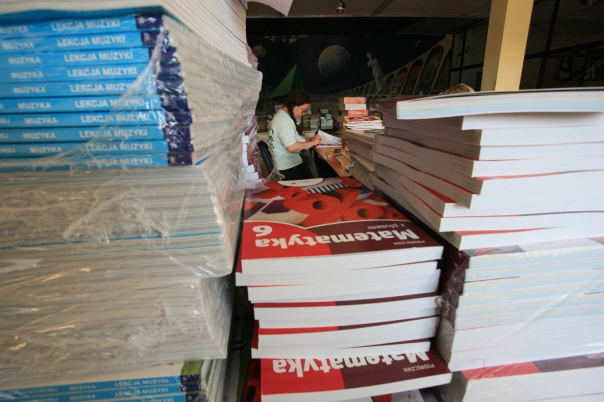 Kilkaset złotych - tyle musieli już wydać rodzice na nowe zestawy podręczników, choć rok szkolny 2024/2025 się jeszcze nie rozpoczął. Ministerstwo edukacji zapewnia, że mimo odchudzenia programu nauczania, nie trzeba kupować nowych książek. "Nie zostały dopuszczone do użytku szkolnego żadne zaktualizowane podręczniki" - czytamy w komunikacie MEN. Rzeczywistość jednak czasem okazuje się inna, o czym opowiedziała reporterce RMF FM Agnieszce Wyderce dyrektorka jednej ze szkół średnich w Łódzkiem.