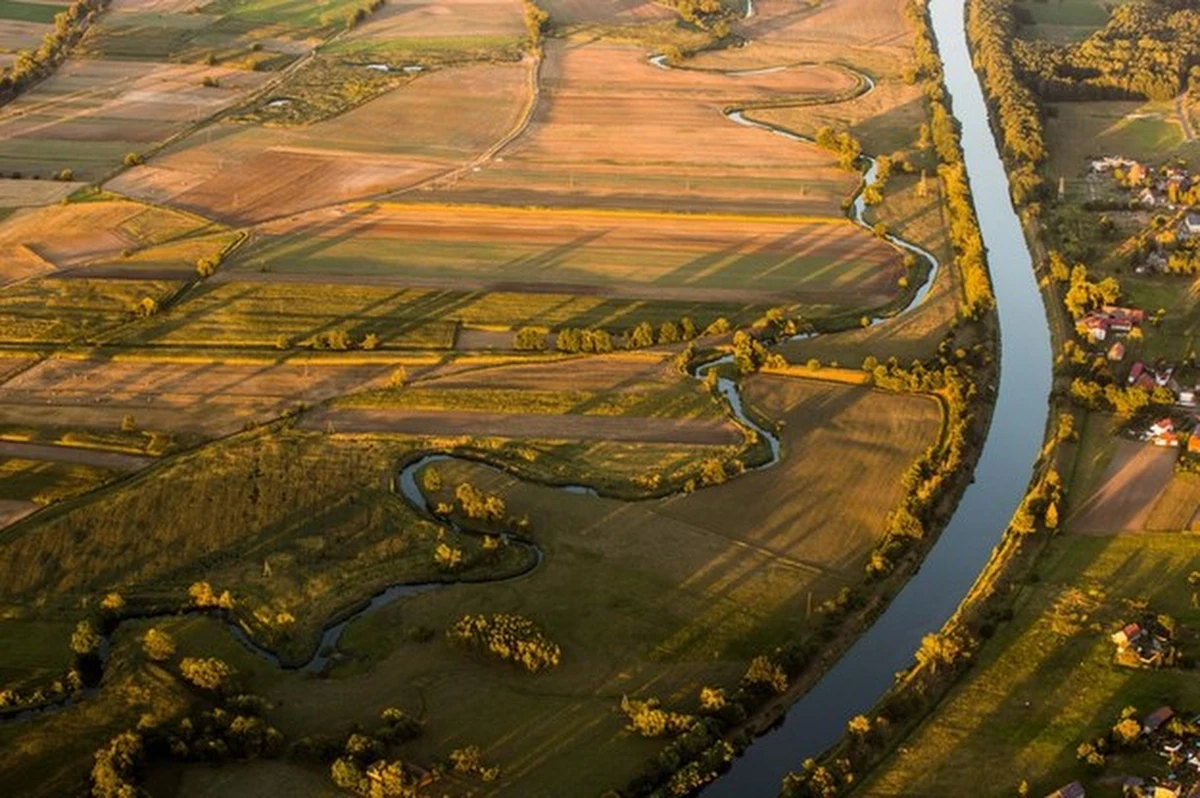 Woda w rzece Kłodnicy na terenie Katowic ma rdzawy kolor. "To efekt utleniania związków żelaza zawartych w wodach kopalnianych" - wyjaśnia Spółka Restrukturyzacji Kopalń.