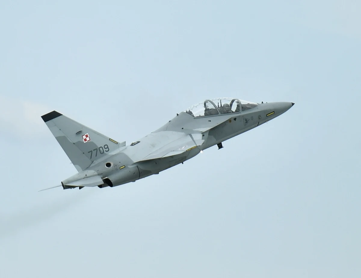 "Loty samolotów M-346 Bielik, zawieszone po katastrofie, zostały wznowione" – poinformowała w środę p.o. rzecznik prasowa 4. Skrzydła Lotnictwa Szkolnego ppor. Marlena Kuna. W lipcu jeden z Bielików rozbił się podczas treningu w Gdyni-Babich Dołach. Pilot maszyny zginął na miejscu.