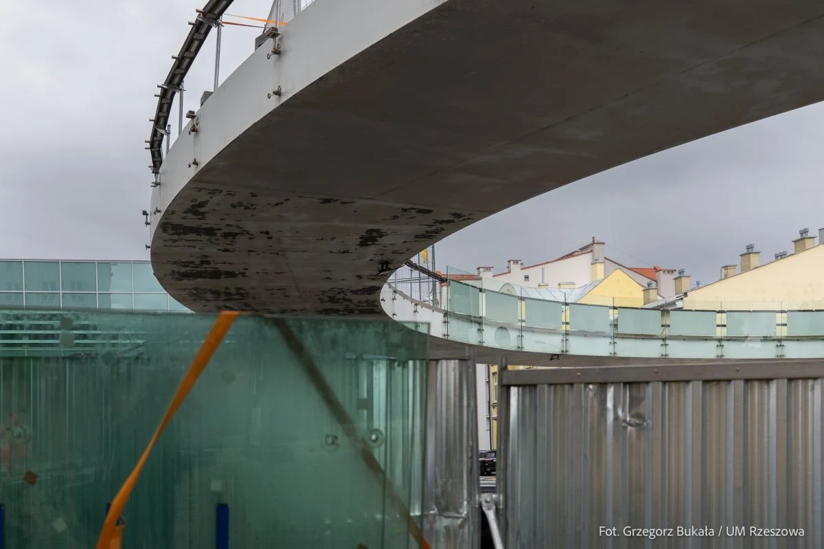 Kultowa okrągła kładka dla pieszych przy al. Piłsudskiego w Rzeszowie jest w remoncie. Prace mają potrwać do listopada, a szacunkowy koszt inwestycji to ponad 1,5 mln zł. 