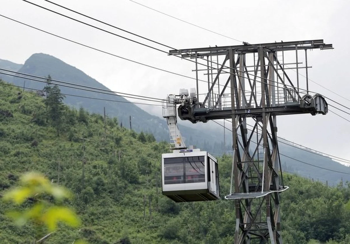 Około 200 pasażerów musiało zostać zwiezionych z Kasprowego Wierchu, a część z nich została ewakuowana przez TOPR. Powód? Uszkodzenie napędu kolejki - prawdopodobnie przez uderzenie pioruna. 