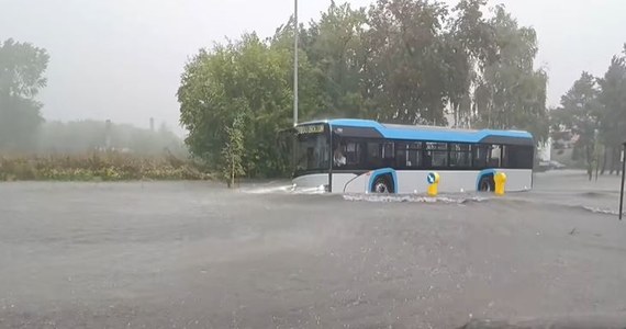 Zamość walczy ze skutkami nawałnicy, która przeszła nad miastem. Zalane zostały ulice, piwnice i garaże. Ucierpiały także m.in. przedszkola czy restauracje. Prezydent miasta Rafał Zwolak poinformował, że zebrał się sztab kryzysowy, który ocenia straty.