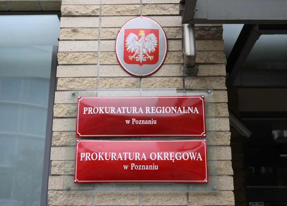 Poznańska prokuratura wszczęła śledztwo dotyczące ewentualnego publicznego propagowania faszyzmu przez mężczyzn, którzy na początku sierpnia - trzymając flagi z krzyżami celtyckimi - przemaszerowali przez centrum stolicy Wielkopolski. Po kilkunastu dniach kolejni - również z symbolami faszystowskimi - mieli wtargnąć do urzędu miasta. Grozi im za to do trzech lat więzienia.