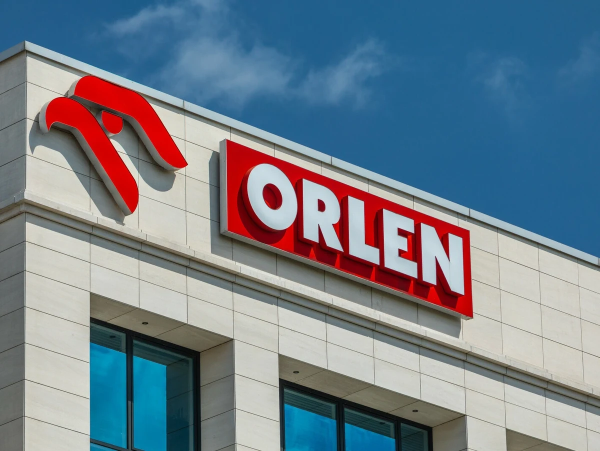 "Zysk netto Grupy Orlen za sześć miesięcy tego roku wyniósł 2 mld 761 mln zł i był niższy o 12 mld 729 mln zł niż w analogicznym okresie roku poprzedniego" - poinformował w środę wieczorem koncern w skonsolidowanym raporcie półrocznym. Podkreślono również m.in. to, że koncern wydał w ciągu ostatniego pół roku 14 mld zł na inwestycje wspierające transformację energetyczną.
