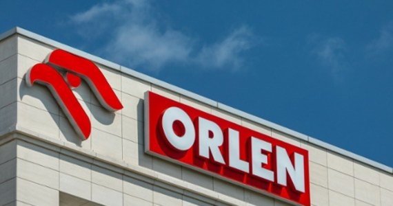 "Zysk netto Grupy Orlen za sześć miesięcy tego roku wyniósł 2 mld 761 mln zł i był niższy o 12 mld 729 mln zł niż w analogicznym okresie roku poprzedniego" - poinformował w środę wieczorem koncern w skonsolidowanym raporcie półrocznym. Podkreślono również m.in. to, że koncern wydał w ciągu ostatniego pół roku 14 mld zł na inwestycje wspierające transformację energetyczną.
