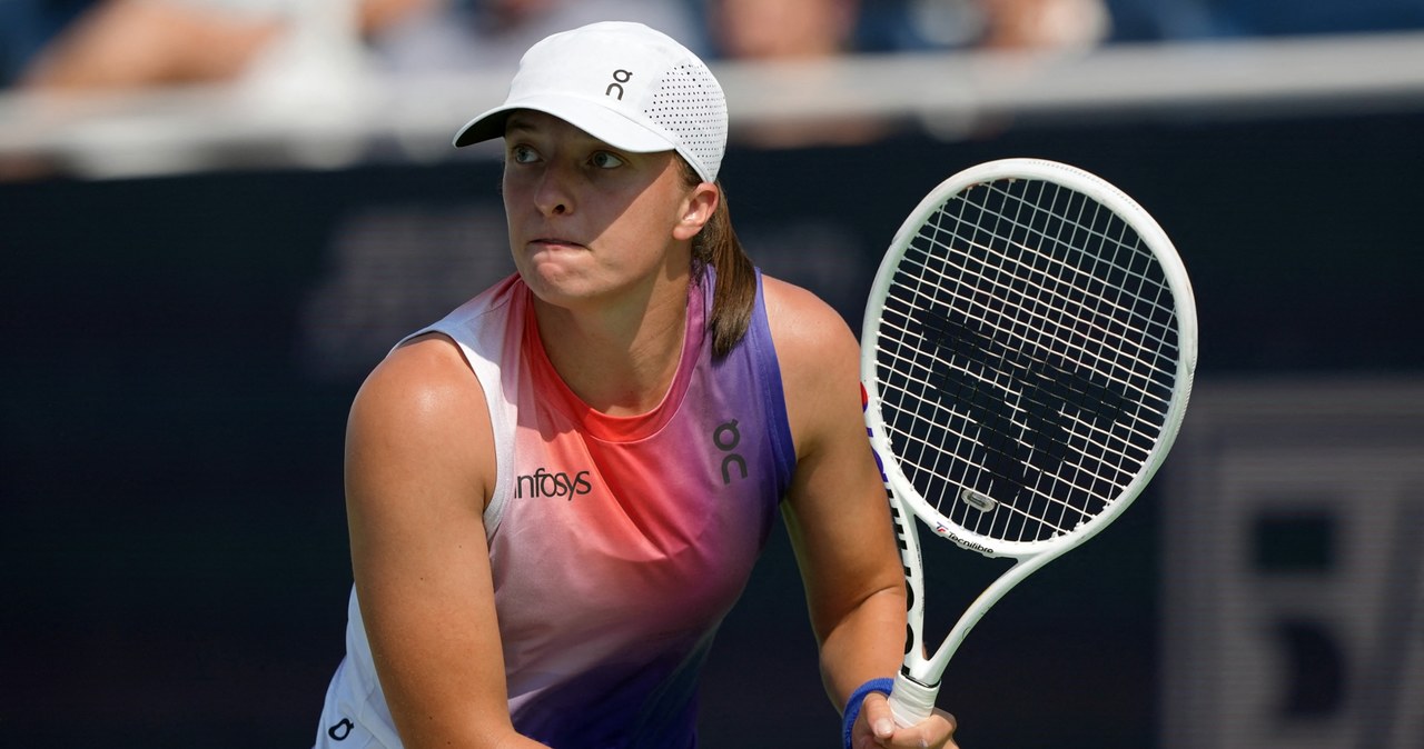 Iga Świątek played her first match at the US Open. Jasmine Paolini is above