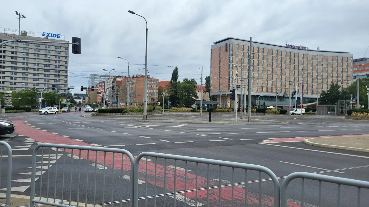 662 wykroczenia przejazdu na czerwonym świetle w niecałe półtora miesiąca - taką statystyką może pochwalić się system Red Light na Rondzie Kaponiera w Poznaniu. Kamery wychwytujące niesfornych kierowców działają tam od połowy lipca.