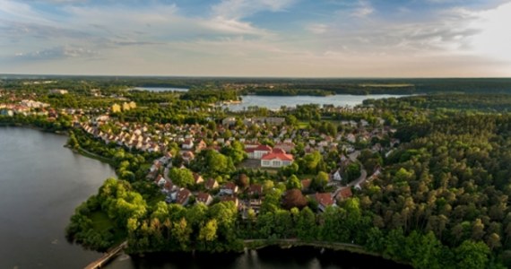 Policja zabrała rano obiekt, który został znaleziony pod Olsztynem w woj. warmińsko-mazurskim. To najprawdopodobniej balon meteorologiczny, ale by mieć pewność, muszą zbadać go specjaliści. Spadł on w lesie niedaleko Orzechowa w gminie Dobre Miasto.