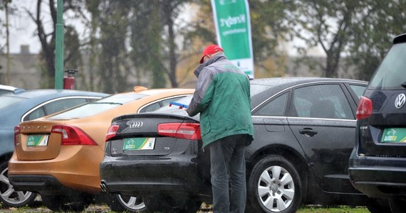 Polacy sprowadzą w 2024 r. aż milion używanych samochodów. Pisze o tym czwartkowa „Rzeczpospolita”. Dziennik wskazuje, że wspomniane auta często będą powypadkowe i będą miały cofnięty licznik. 
