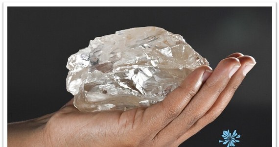 Gigantyczny diament, ważący 2492 karaty, został znaleziony w Karowe w Botswanie - w kopalni należącej do firmy Lucara Diamond. To jeden z największych diamentów, jaki kiedykolwiek znaleziono.