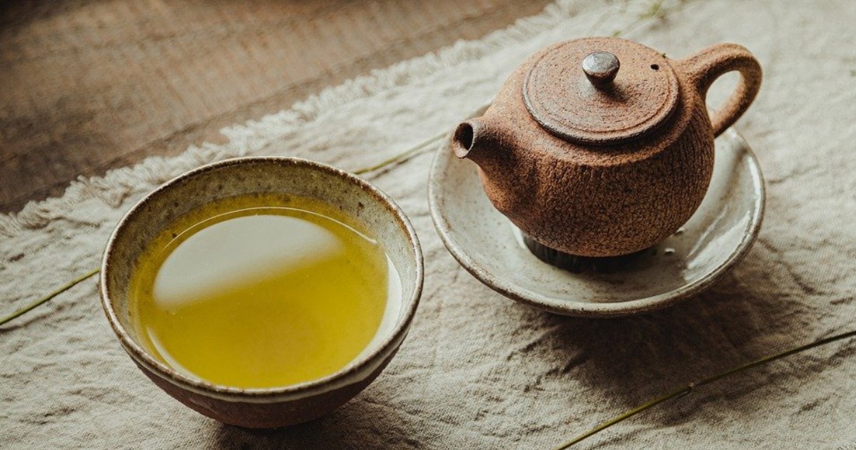 Japońska "herbata na jelita". Pij codziennie przed obiadem i przekonaj się, co się stanie
