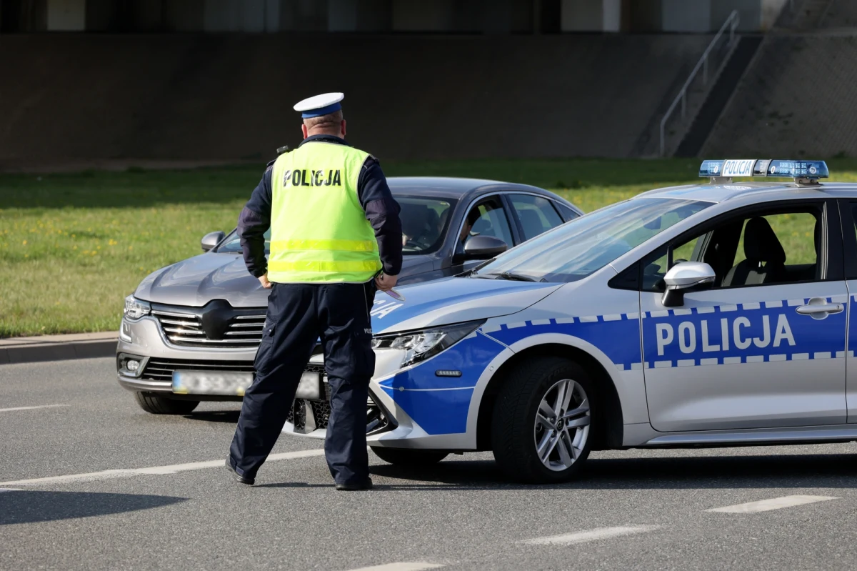 Świętokrzyscy policjanci zatrzymali w czwartek 56-latkę, która prowadziła auto, mając 1,5 promila alkoholu w organizmie. Kobieta, jak się okazało, była w drodze do pracy jako dróżniczka na przejeździe kolejowym w powiecie koneckim.
