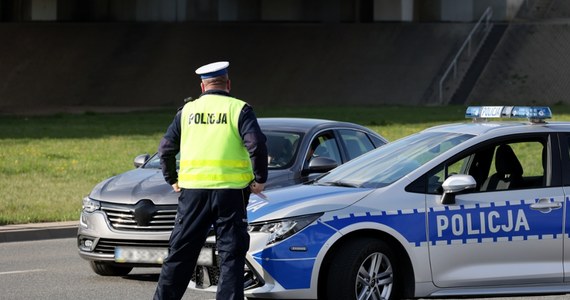 Świętokrzyscy policjanci zatrzymali w czwartek 56-latkę, która prowadziła auto, mając 1,5 promila alkoholu w organizmie. Kobieta, jak się okazało, była w drodze do pracy jako dróżniczka na przejeździe kolejowym w powiecie koneckim.
