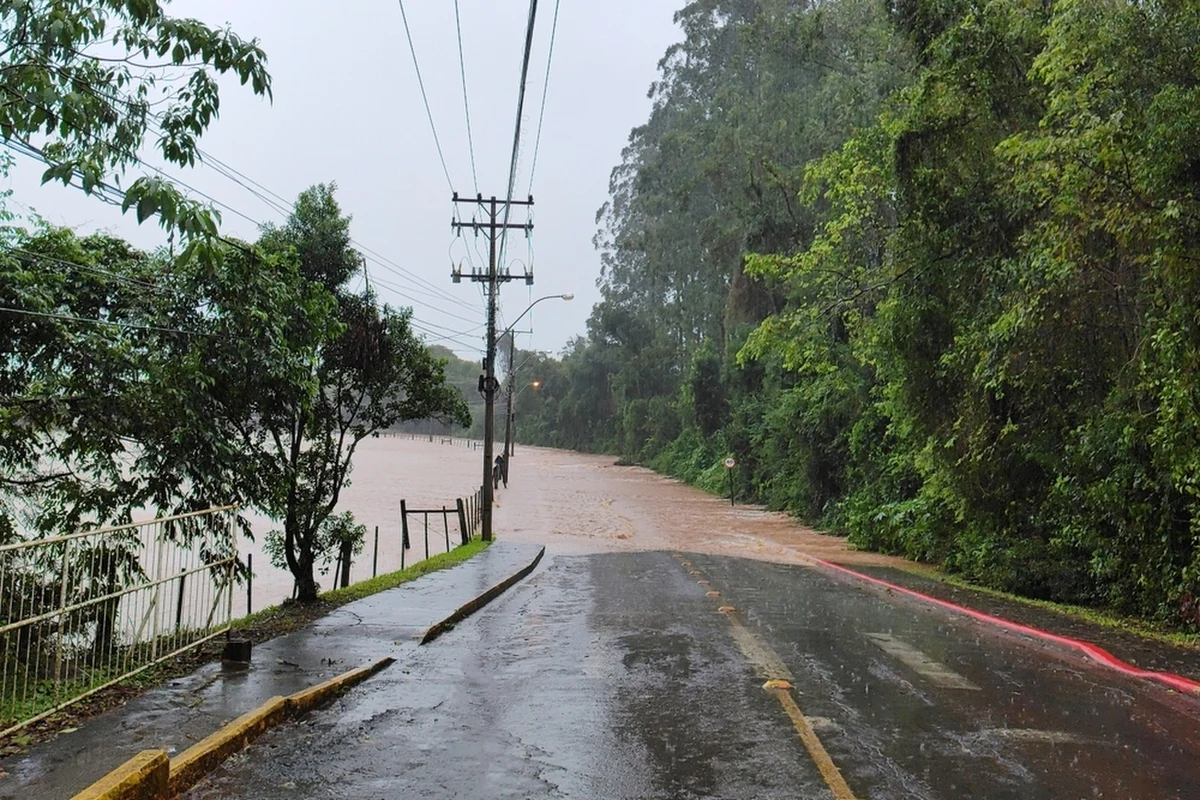 Ostrzeżenia II i III stopnia przed wezbraniami wód w rzekach - z przekroczeniem stanów ostrzegawczych i alarmowych - wydał Instytut Meteorologii i Gospodarki Wodnej dla województwa wielkopolskiego i dolnośląskiego. 