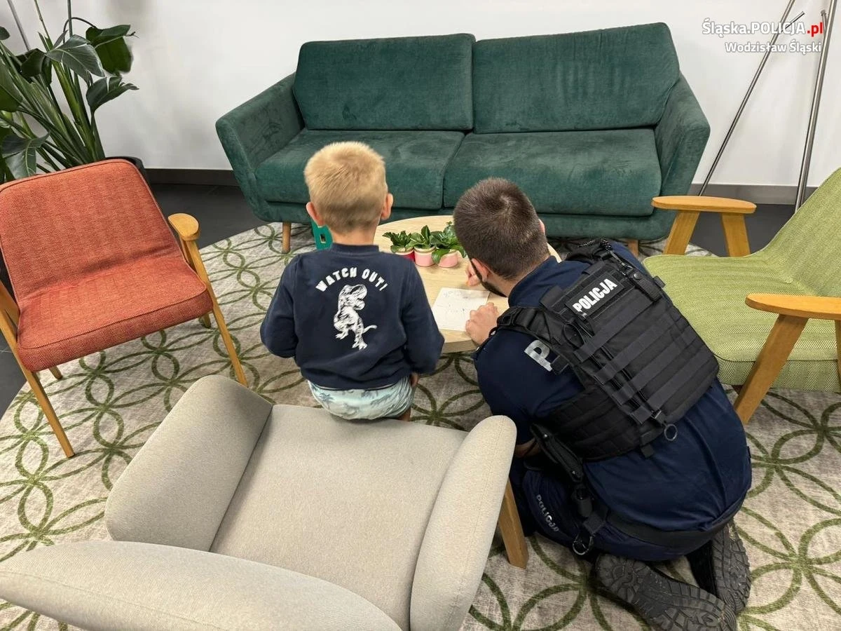 "Zgubiłem rodziców" - usłyszała pracownica jednego z banków na terenie Wodzisławia Śląskiego od małego chłopca, który wszedł do placówki.
