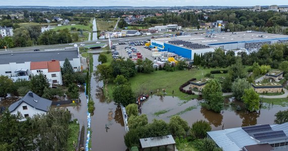 Ulice zmienione w potoki, autobusy i samochody przemierzające zalane drogi, zalana szkoła rolnicza i miejska bursa - to krajobraz po przejściu nawałnicy w Zamościu. Strażacy w samym mieście interweniowali 125 razy. W czwartek rozpocznie się szacowanie strat – zapowiedział prezydent Zamościa.
