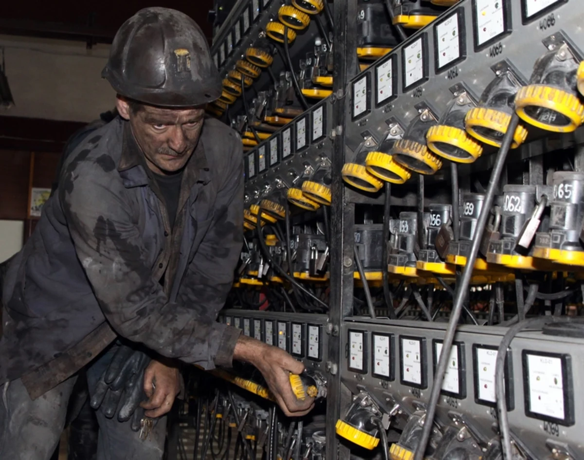 Do końca miesiąca wypowiedzenia mają dostać ci pracownicy Polskiej Grupy Górniczej, którzy do 1 lipca 2024 roku uzyskali prawo do emerytury. Dyrektor spółki poinformował, że zwolnionych zostanie 364 pracowników. "Stosunki pracy rozwiążemy z ok. 260–270 osobami, bo część pracowników jest np. objęta szczególną ochroną związkową" - podała spółka w komunikacie. Wiadomo, na jakie odprawy mogą liczyć górnicy.