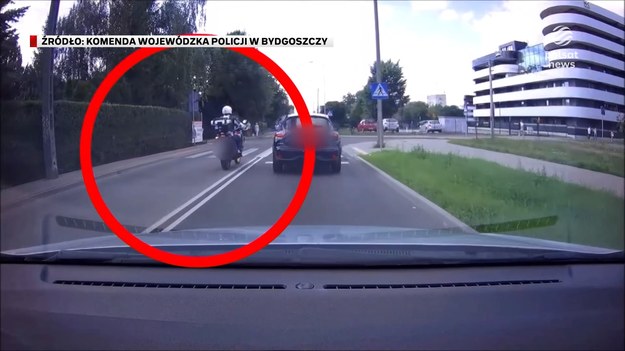 Nie dość, że na podwójnej ciągłej, przez środek skrzyżowania, to jeszcze przez przejście dla pieszych. O skrajnie niebezpiecznym zachowaniu motocyklisty z Bydgoszczy, dla ''Wydarzeń'' Iwona Urbańska.