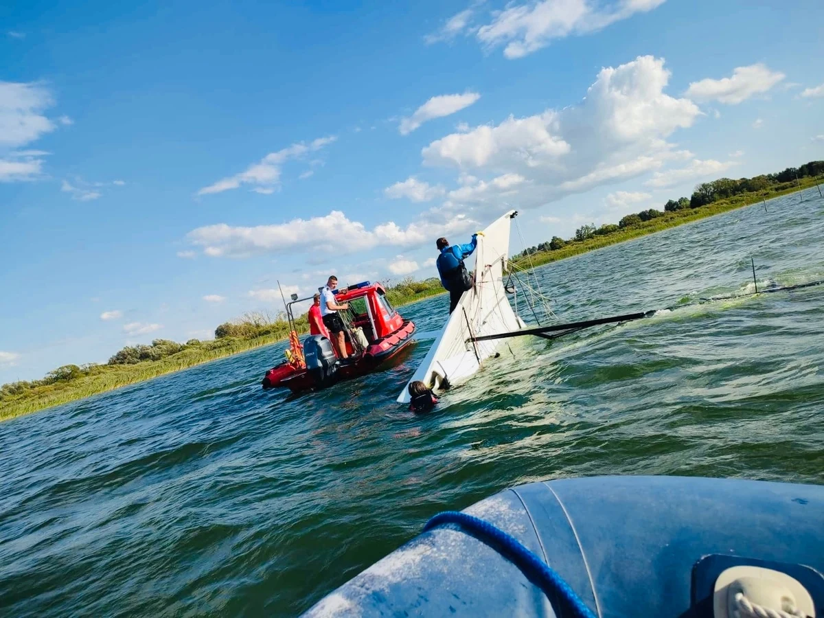 Szczęśliwie jedynie wyziębieniem organizmów dwóch nastolatków skończyło się niebezpieczne zdarzenie, do którego doszło w Zachodniopomorskiem. "Policyjny patrol wodny pełnił służbę na jeziorze Miedwie. Mundurowi zauważyli wywróconą łódź żaglową oraz ludzi w wodzie" - poinformowali w czwartek mundurowi. 