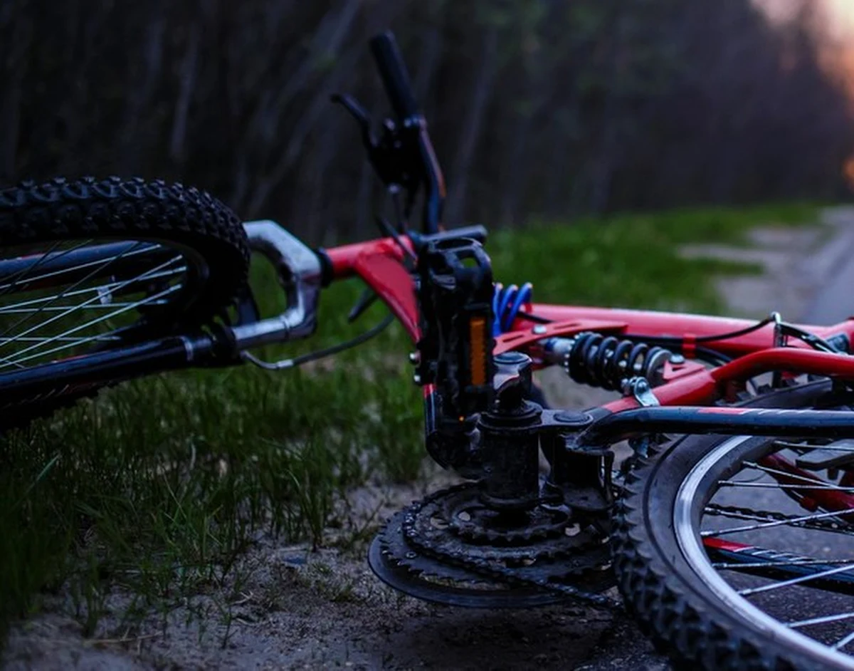 14-letni rowerzysta trafił do szpitala po tym, jak został potrącony przez ciężarówkę w miejscowości Radzyminek pod Płońskiem (woj. mazowieckie). Stan nastolatka jest określany jako ciężki. 