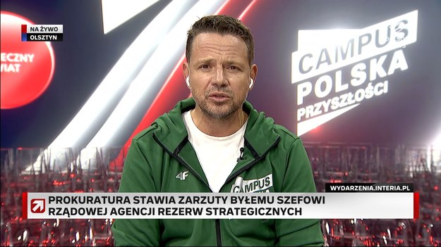 - Widać, że pan (były -red.) premier panikuje. Ten człowiek był jednym z jego najbliższych pracowników, jeżeli nie przyjaciół - powiedział w "Gościu Wydarzeń" Rafał Trzaskowski, odnosząc się do wpisu Mateusza Morawieckiego ws. afery w RARS. - Mamy niezależną prokuraturę i ta sprawa musi zostać wyjaśniona - dodał. Pierwszym z poruszonych tematów był komunikat Prokuratury Krajowej w sprawie listu gończego za byłym szefem Rządowej Agencji Rezerw Strategicznych Michałem K. Rafała Trzaskowski w "Gościu Wydarzeń" odniósł się do niego, wyrażając duże zaniepokojenie w związku z ujawnionymi informacjami. - Dochodzą do nas bardzo niepokojące wieści, że sam pan prezes i Agencja preferowały niektóre podmioty i przekazywały im bardzo duże pieniądze na kupowanie sprzętu, który być może był potrzebny, ale firma, która miała go sprowadzać nie była wyspecjalizowana w tym wcześniej. Wszystko wskazuje, że mogło tutaj dojść do przestępczego procederu. Sprawa musi być wyjaśniona. Od tego jest niezależna prokuratura - powiedział prezydent Warszawy. Komentując wpis Mateusza Morawieckiego, w którym zarzuca on, że list gończy za Michałem K. jest "aktem politycznej zemsty", włodarz stolicy stwierdził natomiast, że pan (były - red.) premier "panikuje". Wskazał przy tym, że prokuratura wreszcie jest niezależna, a ponadto są procedury, których urzędnicy w przeszłości nie przestrzegali. Jego zdaniem wszystko musi zostać dokładnie zbadane przez śledczych.